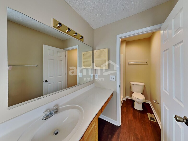 Building Photo - 90 Knights Bridge Dr N