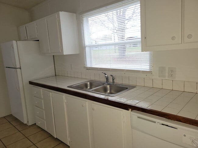 Building Photo - Ready to Move in!