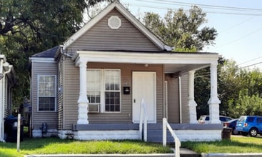 Building Photo - 2BR/1BA House with nice back yard  LEASING SPECIAL - sign a 13-month lease by 7/31/2026 and secon...