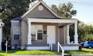 Building Photo - 2BR/1BA House with nice back yard