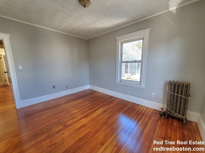 Building Photo - 623 Fellsway