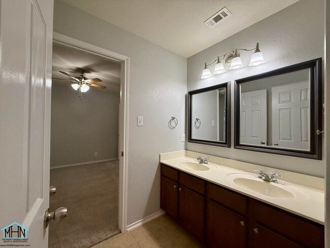 Building Photo - Spacious and Beautiful Two-Story 5 Bedrooms, 3.5 Bathrooms Home, With Easy Access to I-35, Loop 1...
