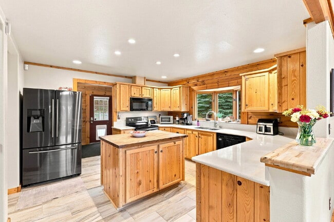 Building Photo - 3-Story, 5 bedroom, 3 bathroom in Harrison