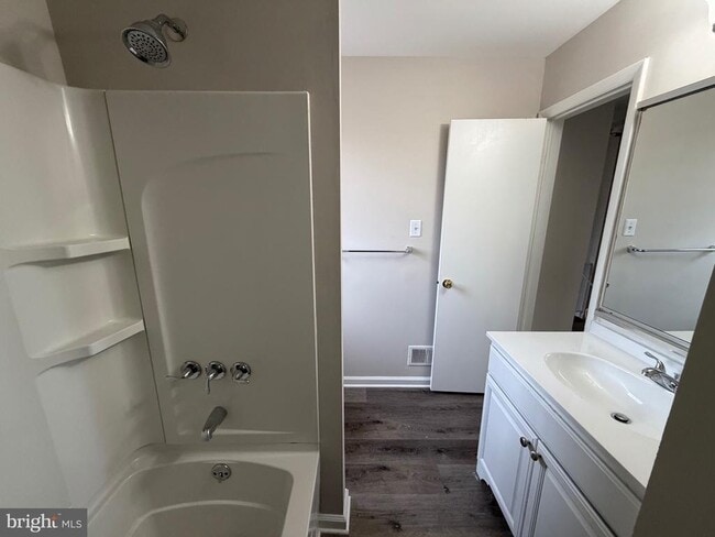 Building Photo - 120 Redwood Dr