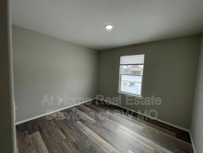 Building Photo - 656 S Southgate Dr