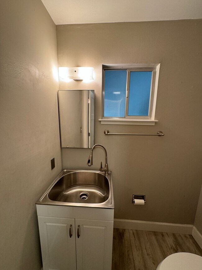 Building Photo - Gorgeous Single Level Home with Pool in Al...