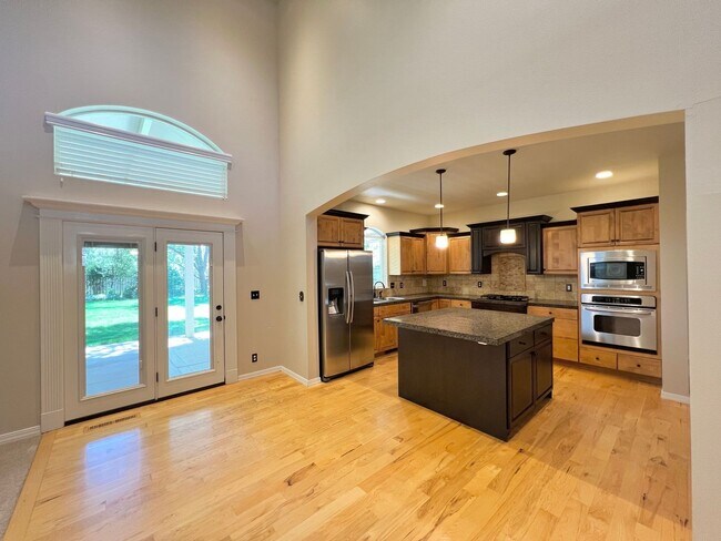 Building Photo - 5 Bed 3 Bath Bridge Tower Beauty
