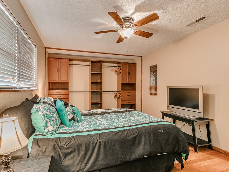 Building Photo - 1548 Bradley Pl