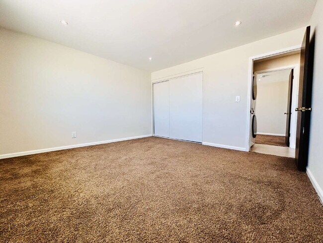 Building Photo - Quiet 2 bd House Surrounded by Open Desert