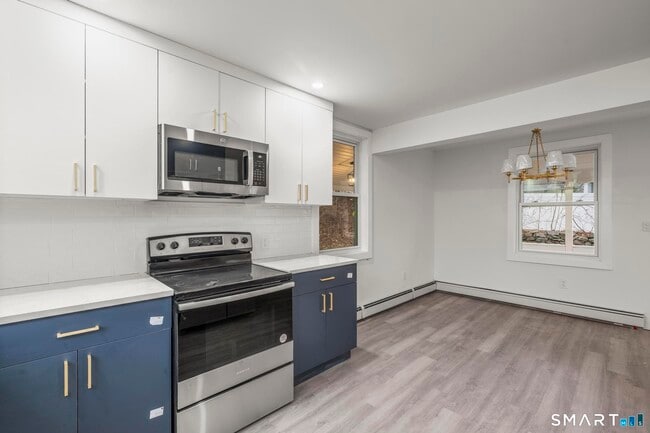 Building Photo - 93 Sunnyside Ave