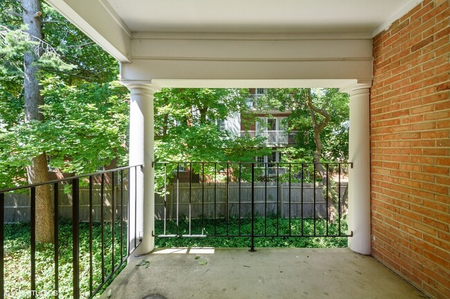 Building Photo - 520 Shorely Dr