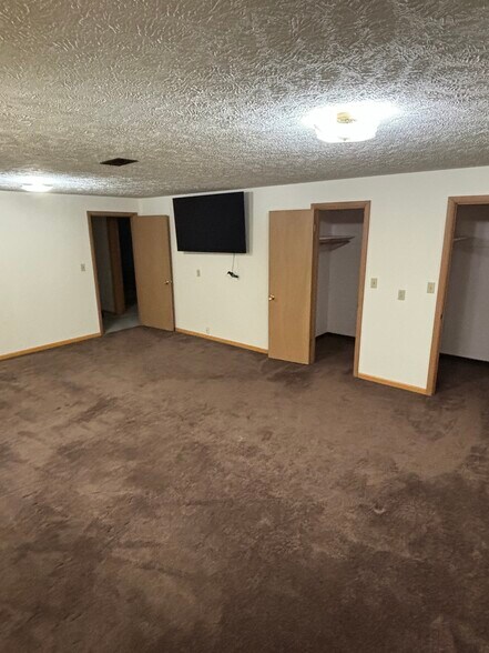 Double closet fully carpeted (TV not included) - 815 E 6th St