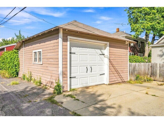 Building Photo - 903 11th Ave S