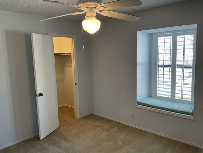 Building Photo - 129 Splitrock Ln