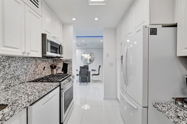 Building Photo - 2030 S Ocean Dr