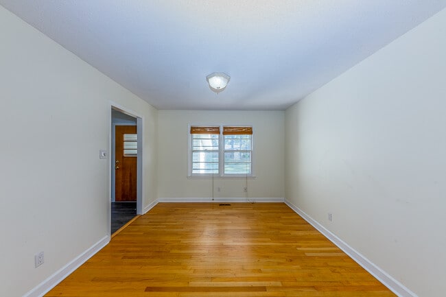 Building Photo - 1009 Park Dr