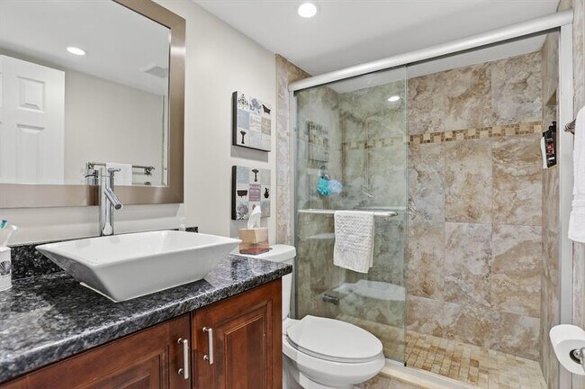 Building Photo - 605 Oaks Dr