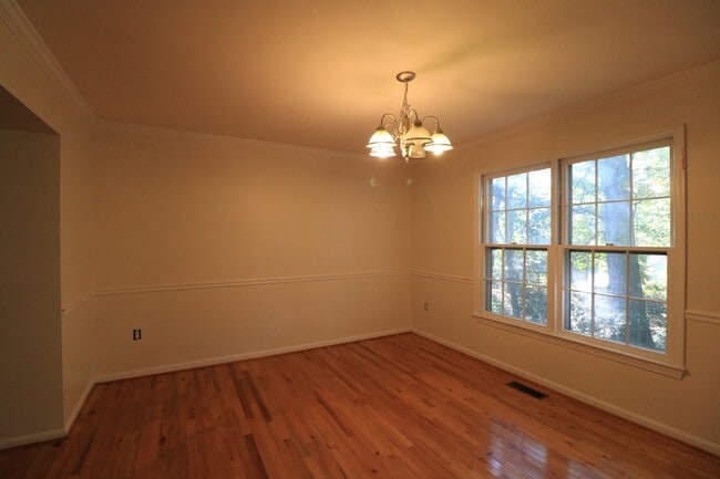 Building Photo - Spacious 4BD/2.5BA Colonial on Quiet Cul-d...