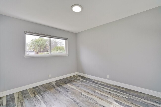 Building Photo - Stunning Single Family Home