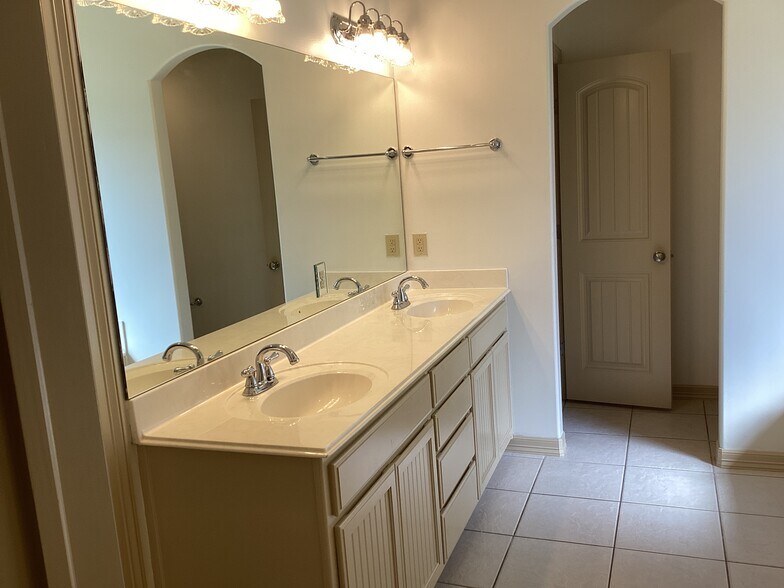 Building Photo - 3320 E Emmitsburg Pl