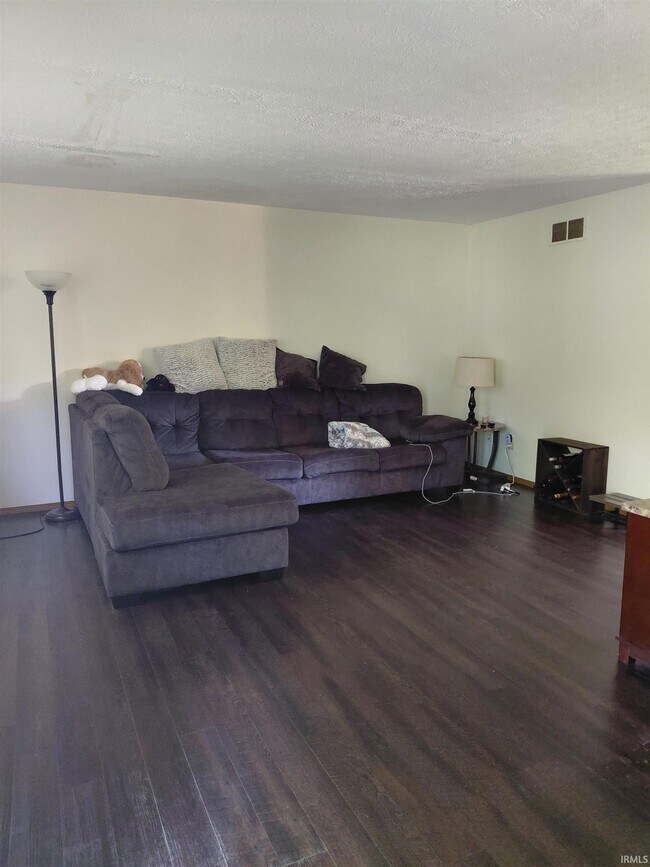 Building Photo - 402 S Village Ct