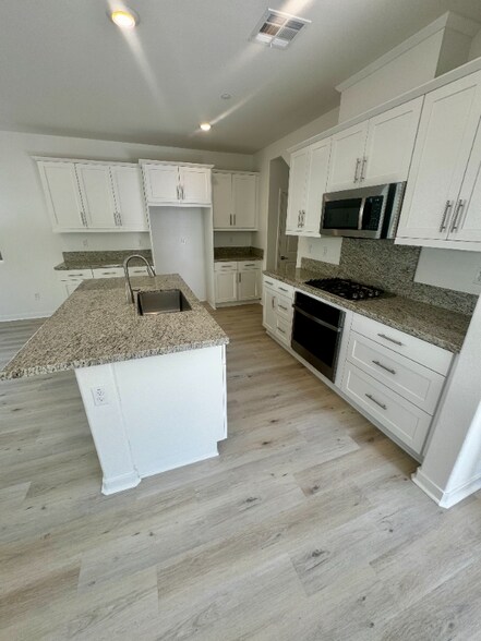 Building Photo - 16185 Lozano St