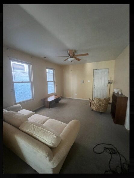 Building Photo - 821 N Hermitage Ave