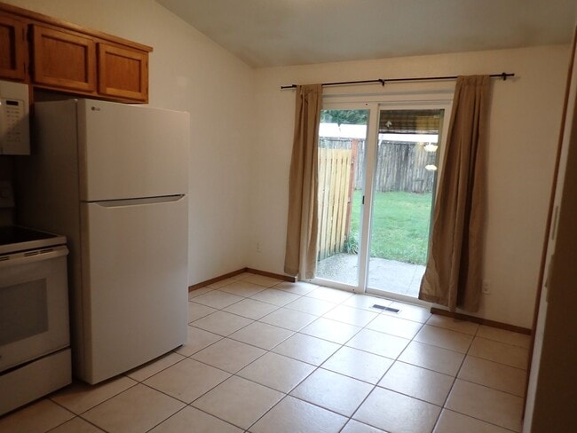 Building Photo - Puyallup Duplex