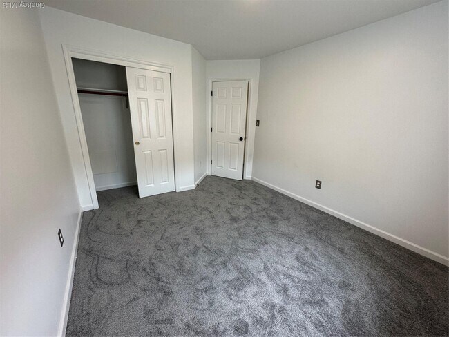 Building Photo - 256 Quassaick Ave