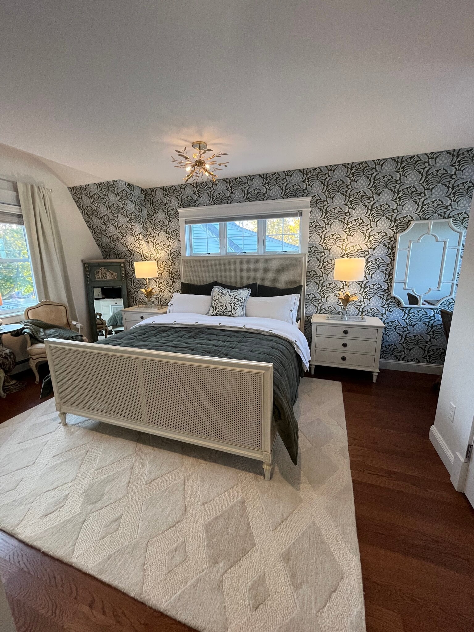 CALIFORNIA KING master bedroom with fantastic cross breezes. - 11 Henry St