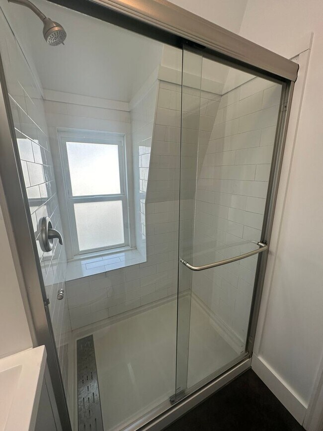 Building Photo - 113 N 6th St