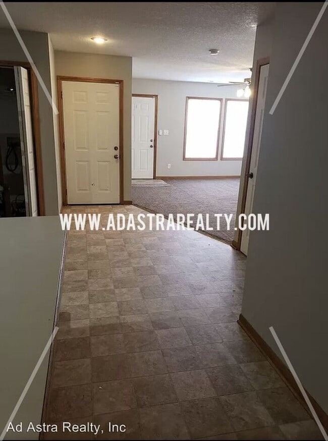 Building Photo - Spacious and Affordable Duplex in Peculiar-Available in JUNE!!