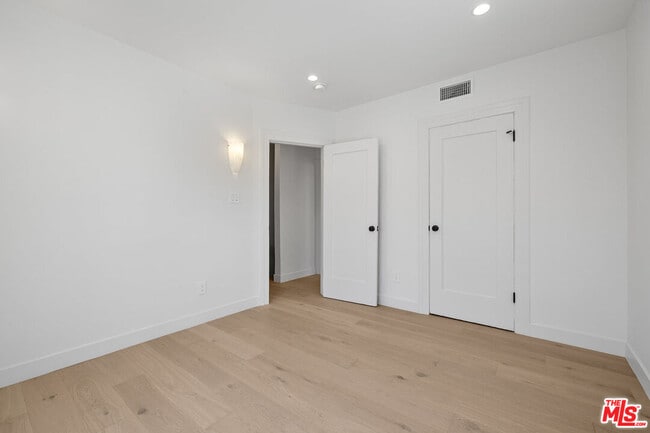 Building Photo - 839 Westmount Dr
