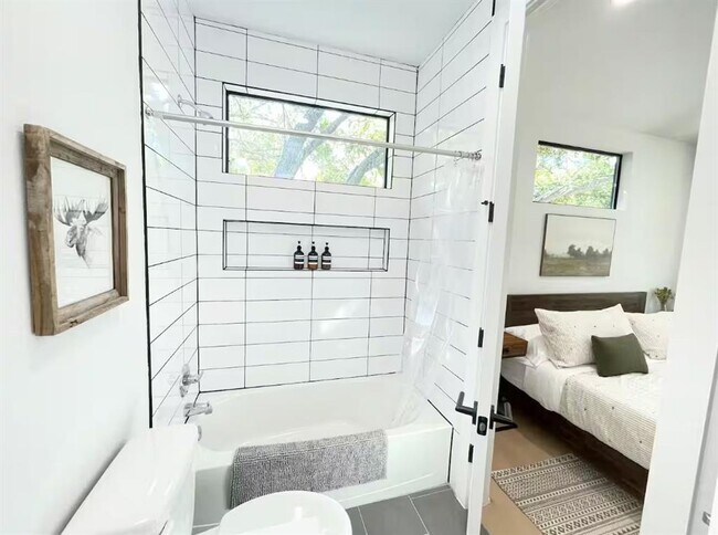 Building Photo - 2009 Canterbury St