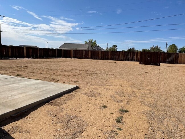 Building Photo - 3+2 READY NOW!