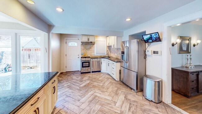 Building Photo - Gorgeous 4-Bed 2-Bath in Beaver Hills