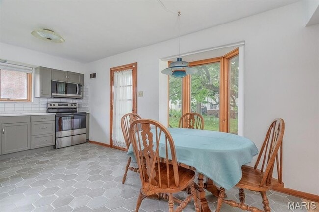 Building Photo - 9715 Grantview Dr
