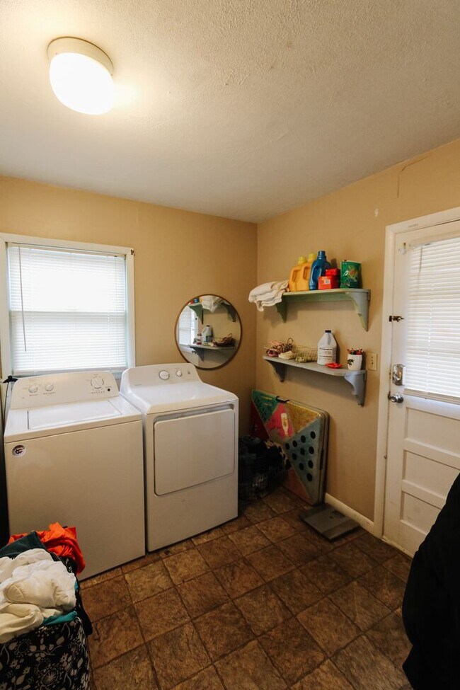 Building Photo - Preleasing for August 2026! 3 Bedroom, 1 bathroom, Pet-Friendly with In-Unit Washer & Dryer!