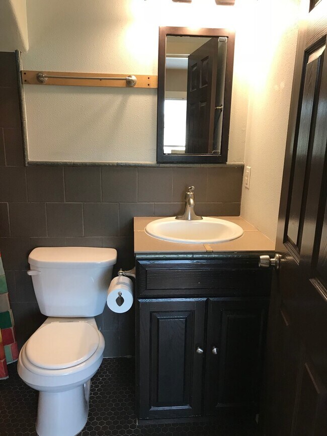 Building Photo - 2x2 with Loft! Walk to Harney Elementary! ...