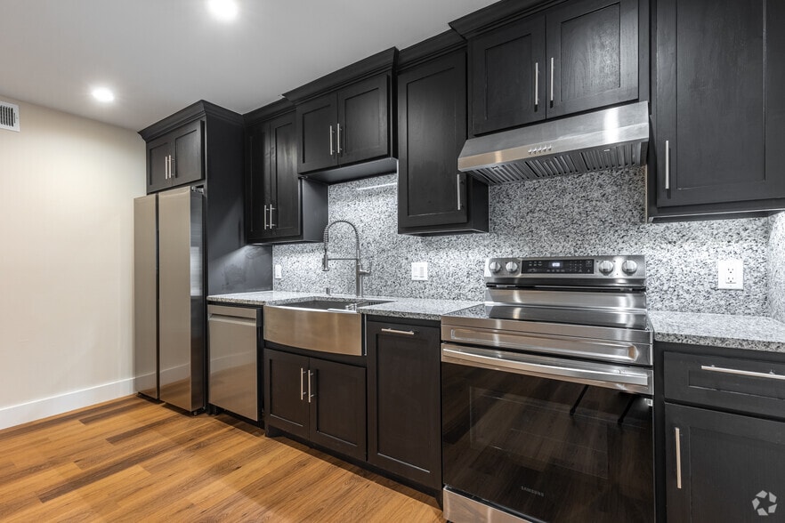 1BR, 1BA - 450SF - Kitchen - Courthouse Apartments