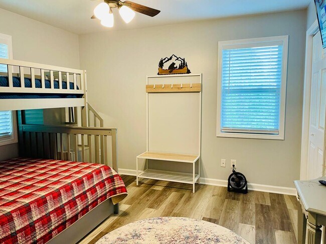 Building Photo - 233 Lakeview Cir