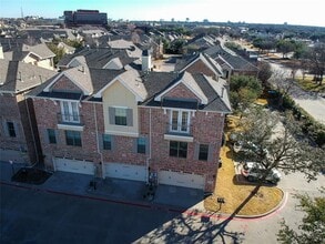 Building Photo - 2002 Azure Pointe