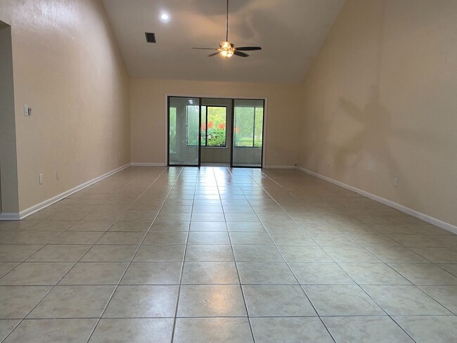 Building Photo - Large 3 Bedroom, 2 Bathroom Home Overlooki...