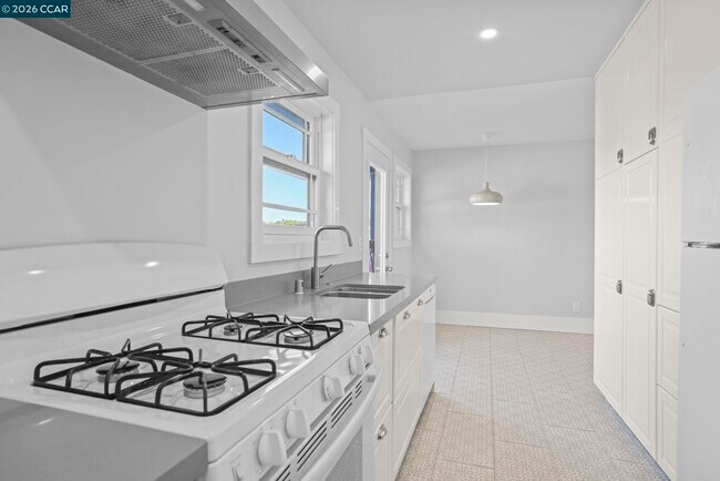 Building Photo - 1325 Hopkins St