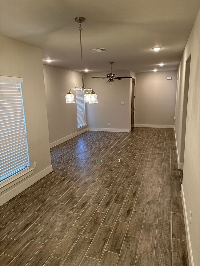 Building Photo - Price DROP - 3/2/2 - Great Location