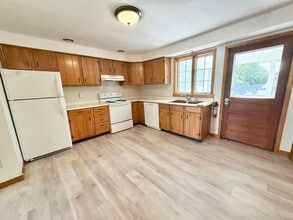 Building Photo - 3 Bedroom Apartment Superior South End Location Burlington Available 7/1! OFF STREET PARKING + LA...