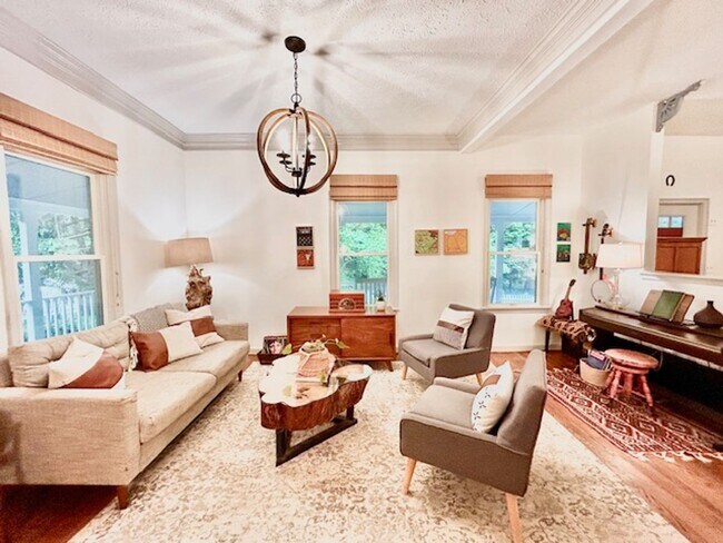 Building Photo - Beautifully renovated 4BR/3BA rambler with wraparound porch and garage