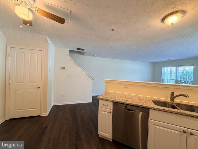 Building Photo - 1802 Chatfield Terrace