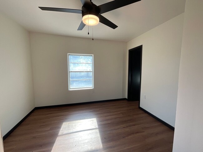Building Photo - Available Now- 2 Bedroom 1 Bath in Granite...