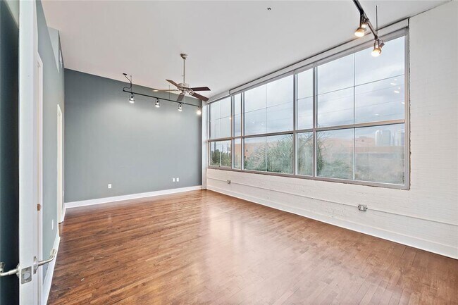 Building Photo - 1312 Live Oak St